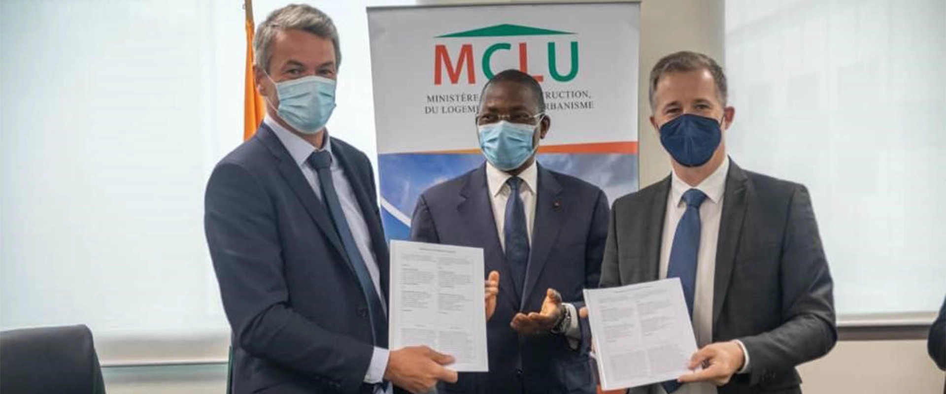 M. Antoine Grolin, Bruno Nabagné Koné and Marco Romahn holding the signed contract for an urbanization project at Côte d’Ivoire